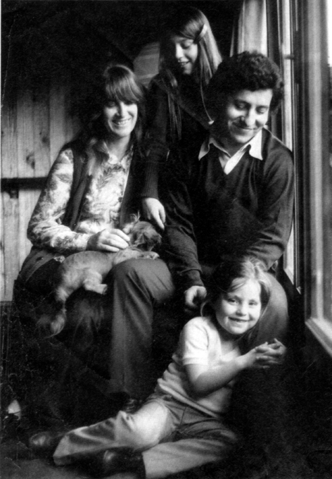 Victor Jara con la  moglie e le figlie